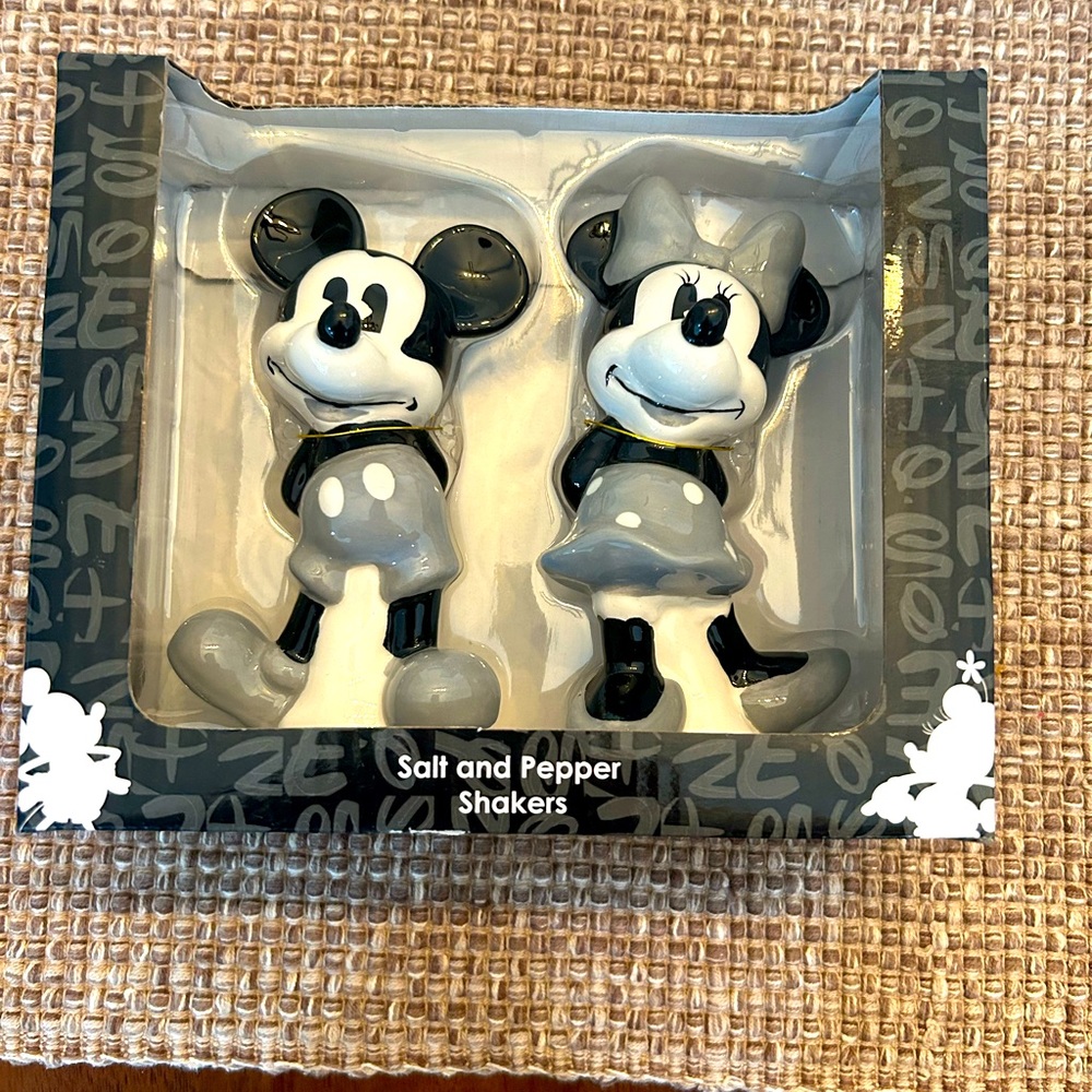 Disney Mickey Mouse & Minnie Mouse Ceramic Salt and Pepper Shakers!
